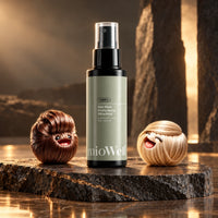 Fixačný sprej mioWell 100 ml na tmavom kameni s maskotmi Wellom a Miou